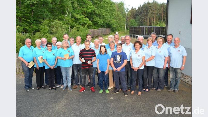 Die Gewinner des BSB-Kreisschießens. Links der Block der &quot;1883er&quot;, rechts der &quot;7er&quot;. Die &quot;SG 2016&quot; punktete besonders mit ihren Jungschützen (vorne Mitte) sowie den Leistungen der Kreisschießwarte Karlhein Klein und Karl-Heinz Klein sen. (hintere Reihe, 6. und 5. von rechts).
