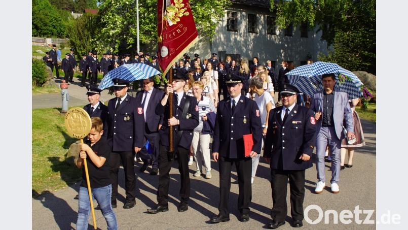 Die Feuerwehrführung mit den Festdamen, -kindern und Mitgliedern auf dem Weg zum Schirmherrn. Die Ehrenschirmherren Günther Holler und Gerald Reiter hatten bereits die Insignien, einen weiss-blauen Regenschirm, erhalten.