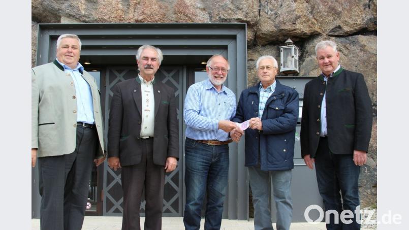 Vor der Burg Falkenberg übergaben Rudi Schmidt und Vorsitzender Karl-Heinz Preißer (von links) und Rolf Linhart (Zweiter von rechts) vom Oberpfalzverein insgesamt 1500 Euro an Herbert Bauer (Mitte) von den &quot;Freunden der Burg&quot; und Tirschenreuths Stadtheimatpfleger Eberhard Polland (rechts).  	Bild: heb