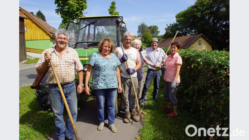 Das Buchenhecken-Team, voran Vorsitzender Andreas Ebnet (links), kümmert sich um das Schneiden dieses Buschwerks an der Bahnhofstraße.  	Bild: mmj