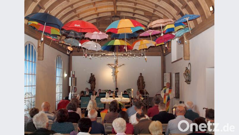 Dem Thema "Unter deinem Schutz und Schirm" der Maiandacht entsprechend, war die Hauskapelle mit vielen bunten Schirmen geschmückt.  	Bild: sön