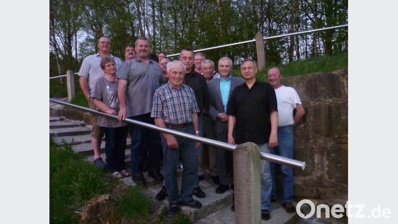 Die Wanderer halten an Ralf Menzel (Vierter von links) als Vorsitzenden fest. Die Wahlen leitet Bürgermeister Günter Kopp (Dritter von rechts).  	Bild: sat
