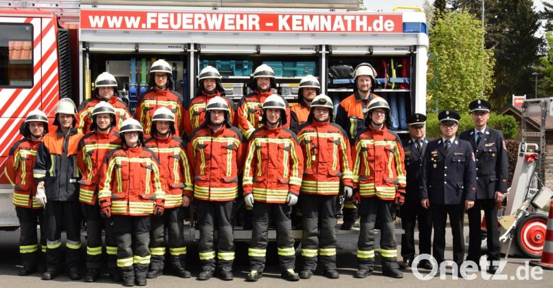 An 13 Kemnather Floriansjünger und 2 Kameraden aus Kötzersdorf übergeben die Kreisbrandmeister Alois Schindler und Florian Braunreuther sowie Kreisbrandinspektor Otto Braunreuther (von rechts) nach der erfolgreichen Leistungsprüfung die Abzeichen.  	Bild: mde