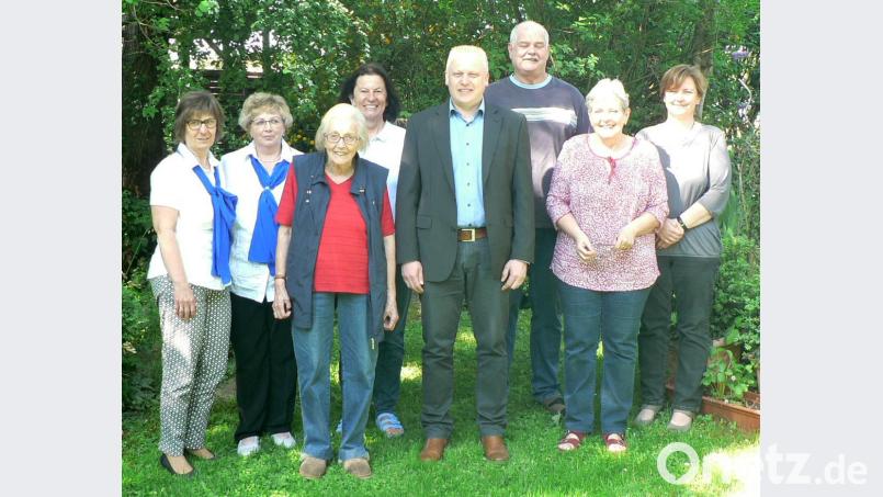 In ihrem geliebten Garten versammeln sich die Gratulanten für das Erinnerungsbild zum 85. Geburtstag von Karla Gerchau (Dritte von links). Gute Wünsche überbringen für den Katholischen Frauenbund (von links) Monika Weiß und Monika Steger, für die Marktgemeinde Bürgermeister Jürgen Kürzinger (Vierter von rechts).  	Bild: lep