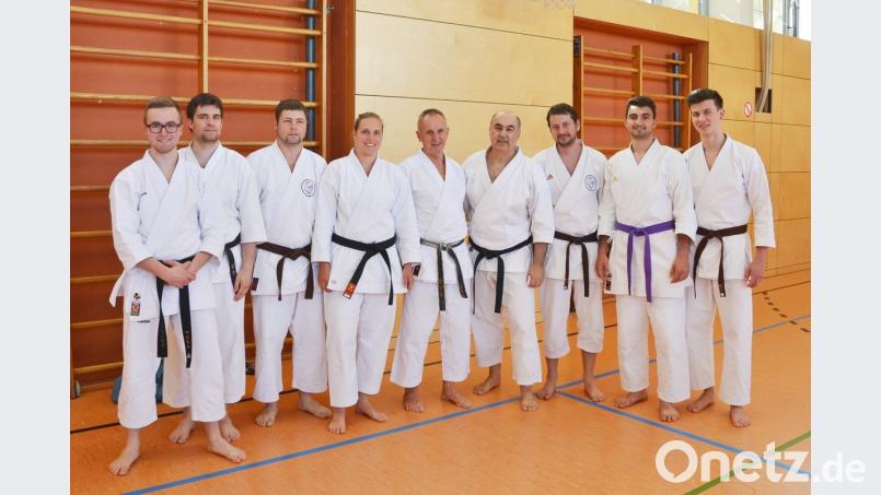 Karateka aus dem Dojo Vohenstrauß trainieren mit Helmut Körber (Mitte), um sich hoffentlich noch in diesem Jahr den nächsthöheren Gürtel umschnüren zu dürfen.  	Bild: dob