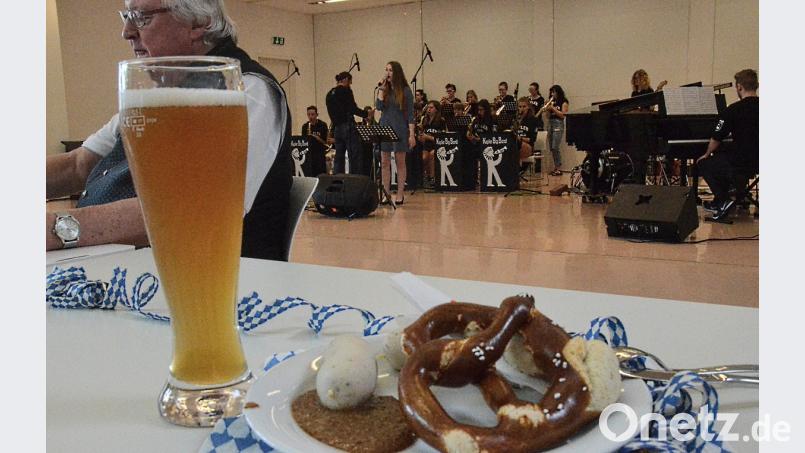 Ein zünftiges Weißwurstfrühstück hält Leib und Seele zusammen - sowie Ehemalige und jetzige Schüler. 	Bild: Kunz