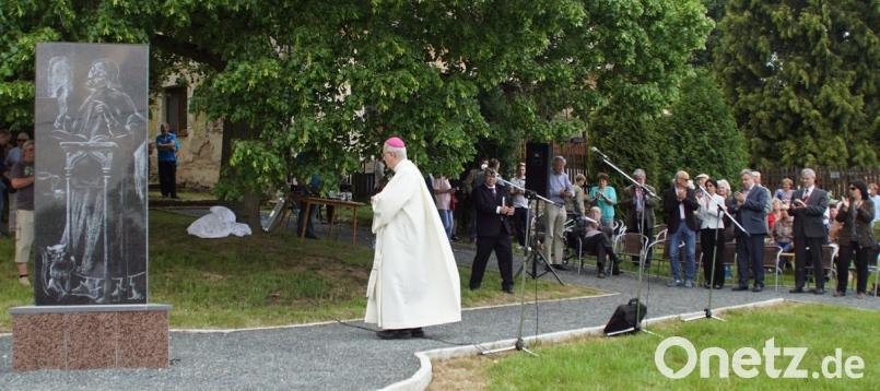 Frantisek Radkovský, von 1993 bis 2016 erster Bischof von Pilsen, weihte in Sitbor in Anwesenheit vieler Ehrengäste das Denkmal für Johannes von Schüttwa.  	Bild: mmj
