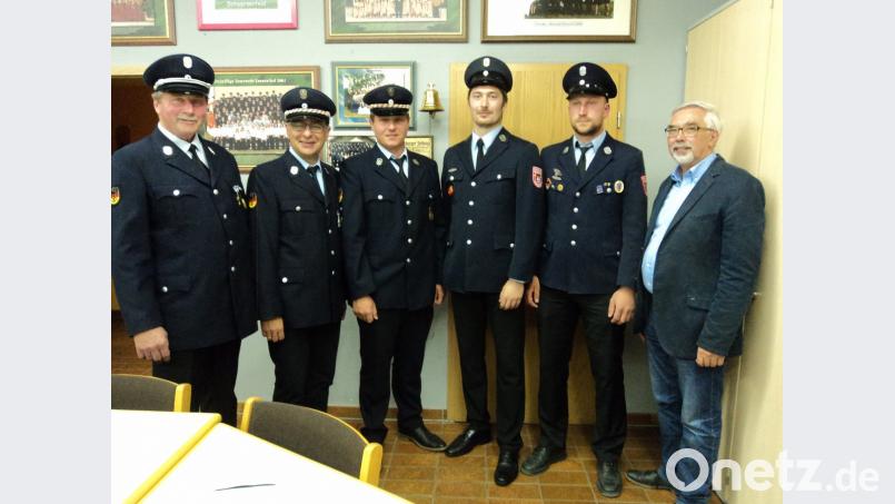 Bürgermeister Manfred Rodde (rechts) leitete die Wahl von Andreas Giehrl zum Kommandanten der FFW Sonnenried (Dritter von rechts) und seinem Stellvertreter Michael Dirmeier (rechts daneben), hier mit Vorsitzendem Manfred Bösl (Zweiter von links). 	Bild: ksi