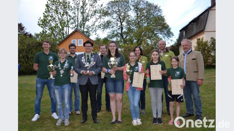 Sportleiter Christoph Weiß (links) und zweiter Bürgermeister Fritz Steinhilber (rechts) gratulieren Jugendkönigin Selina Ach, Schützenkönig Jonas Weiß und Schützenliesl Katja Ach (vorne, von links mit Ketten) sowie den Zweitplatzierten, Vereinsmeistern und Pokalgewinnern.  	Bild: gi