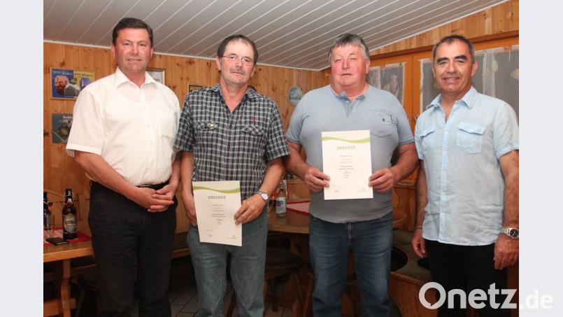 Für Vorsitzenden Josef Ulrich jun. (rechts) und Bürgermeister Rainer Rewitzer (links) war die Auszeichnjung langjähriger Migtglieder der Höhepunkt der Jahreshauptversammlung.
Bild: pi