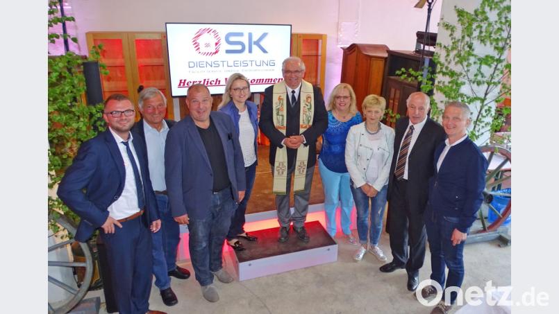 Stadtpfarrer Gerhard Pausch (Mitte) spendet den Segen für die neuen Geschäftsräume von SK Dienstleitung. Firmeninhaber Simon Kubica (links) freut sich über sieben Stadträte, die zur Neueröffnung in die Untere Bauscher Straße 44 gekommen sind. Bild: rdo