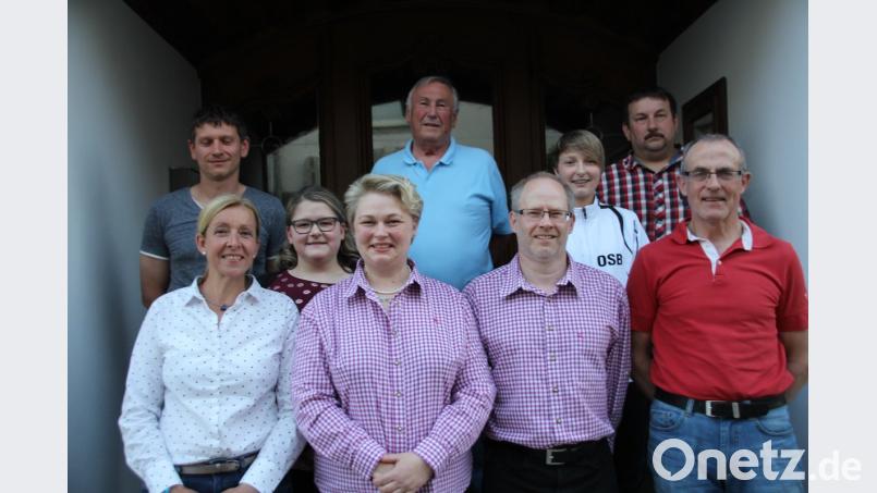 Die neue Vorstandschaft des Bogenclubs Oberviechtach wird nun (erste Reihe von links) von Claudia Knobloch (Vorsitzende), Martina Herrmann (stellvertretende Vorsitzende), Wigbert Herrmann (Kassier), Winfrid Ahlmann (Schriftführer) und den Beisitzern (dahinter) geführt.  	Bild: frd