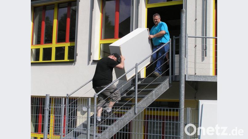 Kräftig anpacken müssen am Samstag die Helfer beim Umzug des Kinderhauses Sankt Josef in den Pfarrsaal und das Jugendheim.  	Bild: öt