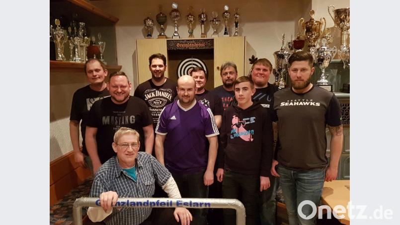 Vorsitzender Max Linsmeier (vorne, links) gratuliert den beiden "Grenzlandpfeil"-Teams zum Double.  	Bild: gz