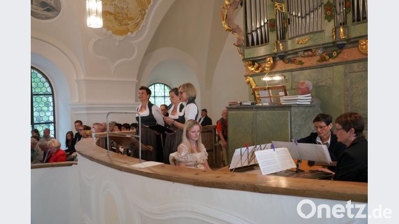 Die Gesangsgruppe "Triangel" mit Andrea Götz, Steffi Daubenmerkl und Doris Völkl (von links) und Georg Schmidbauer an der Orgel sowie die "Waldthurner Stubenmusik" mit Jutta Steiner (Hackbrett), Maria Golla (Gitarre) und Heidi Klos (Zither) begleiten die Marienandacht (vorne, von links). Bild: fvo