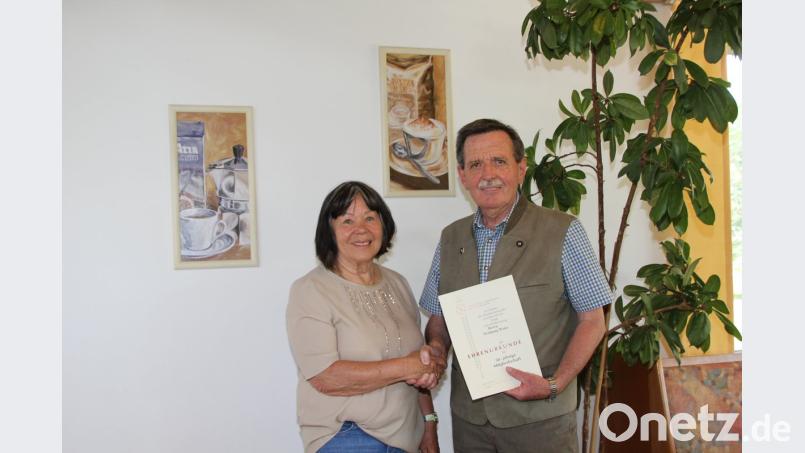 Die Vorsitzende der Regionalstelle II Amberg für Ehemalige vom Bundeswehr-Sozialwerk Elke Hackemesser konnte ihren Stellvertreter Wolfgang Weiss für 50 Jahre Mitgliedschaft ehren.