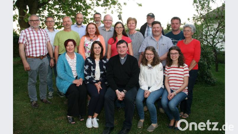 Einige sagten dem Gremium auf Wiedersehen. Die „Neuen“ stellten sich vor. Pfarrgemeinderatssprecher blieb Hubert Konz (3. von links). Jürgen Lober (2 von links) wurde zu dessen Stellvertreter bestellt. Zum Vorsitzenden - Kraft seines Amtes – wurde Pfarrer Maximilian Roeb (sitzend in der Bildmitte) bestimmt. Bild: wro