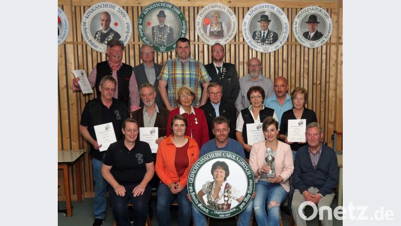 Die Kgl. priv. Feuerschützengesellschaft 1507 Weiden mit stellvertretender Schützenmeisterin Claudia Glaubitz (sitzend links) ehrte die Sportschützen bei der Pokalfeier im Schützenhaus. Die Carola-Girisch-Gedächtnisscheibe erzielte Max Kühner (vorne Mitte sitzend). Bild: Dobmeier