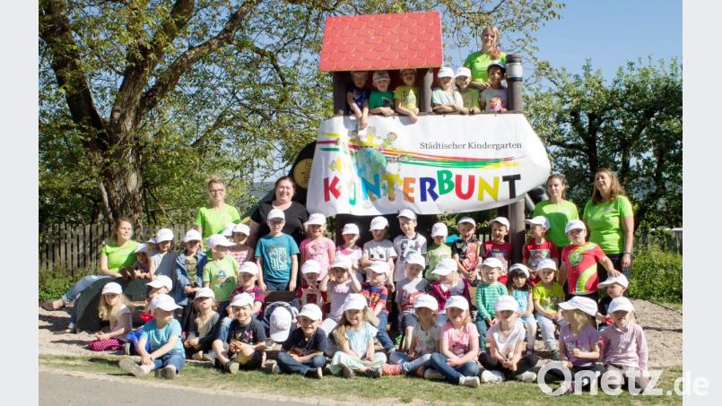 Die Buben- und Mädchen des Kindergartens Kunterbunt sowie die Erzieherinnen freuen sich schon auf das große Fest zum 110-Jährigen. Mit auf dem Bild (hintere Reihe von links stehend) Kindergartenleiterin Sabine Schreiber-Schöpf und Dr. Heidi Edl.