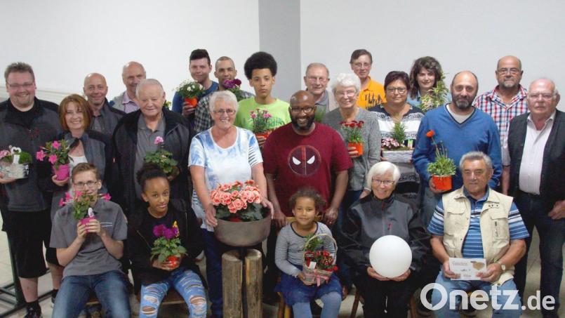 Viel Spaß hatten die Teilnehmer beim Muttertagsschießen. Mit auf dem Bild Vereinsmeister Alois Helgert (zweiter von links).