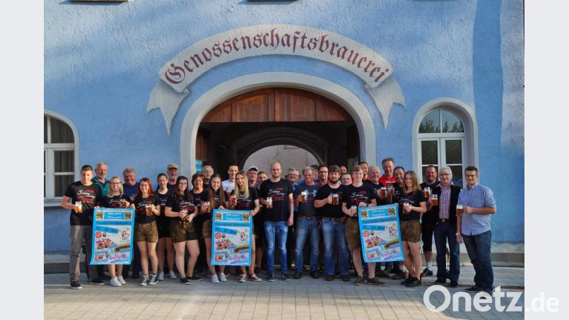 Gruppenfoto vor der Genossenschaftsbrauerei
