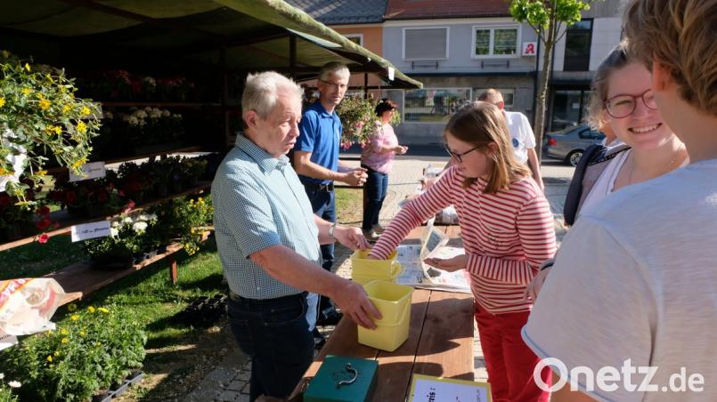 Losglück am Muttertag. Die Tombola des Waldvereins kommt bestens an.  	Bild: le