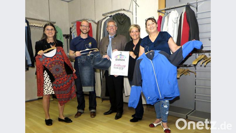Cornelia Horsch, Andreas Betzlbacher, OB Andreas Feller, Elke Reinhart und Klaudia Segmüller (von links) werben für den Einkauf im neuen Second-Hand-Laden "Emma" in der Breite Straße. Bild: Hirsch