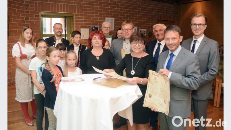 Silvia Bäumler, Schulleiterin der Clausnitzer-Grundschule (vorne, Zweite von rechts), erhält die Urkunde zur zehnjährigen Partnerschaft mit der ZS- Kolstelni-Schule in Tachov. Dazu gratuliert auch Bürgermeister Jens Meyer (vorne, rechts). Bild: Schönberger