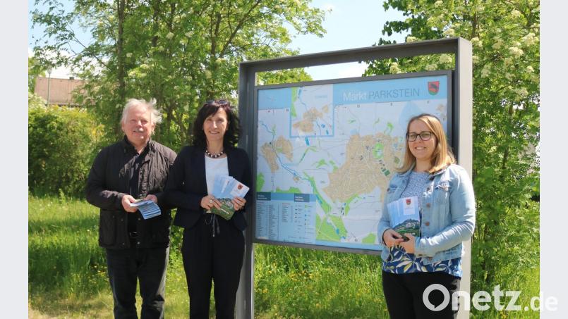 Architekt Josef Schöberl, Bürgermeisterin Tanja Schiffmann und Museumsleiterin Susanne Moldaschl (von links) präsentieren die neuen Ortspläne.	Bild: exb