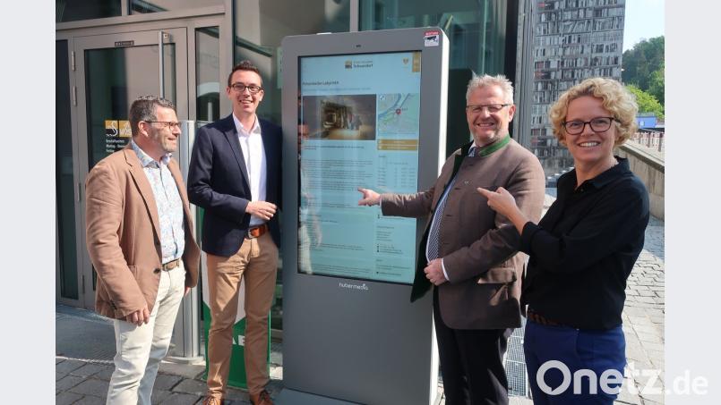 Kulturamtsleiterin Susanne Lehnfeld, Oberbürgermeister Andreas Feller, Tourismusbüro-Leiter Johannes Lohrer und EDV-Chef Jürgen Eckert (von rechts) nahmen den neuen Outdoor-Terminal vor dem Tourismusbüro in Betrieb. Bild: Hirsch