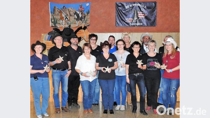Gastgeberin Gisela Hartauer bedankt sich bei jedem teilnehmenden Verein mit einem hölzernen Stern.  	Bild: wec