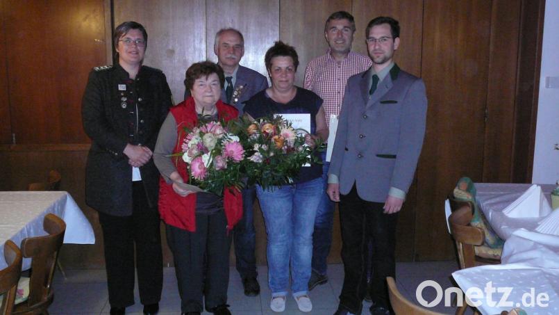 Nach der Ehrung (von links): Gauschützenmeisterin Rebecca Kramer, Anne Reif, stellvertretender Schützenmeister Berthold Kopp, Andrea Strobl, Ludwig Federl und Schützenmeister Simon Kopp. Bild: exb