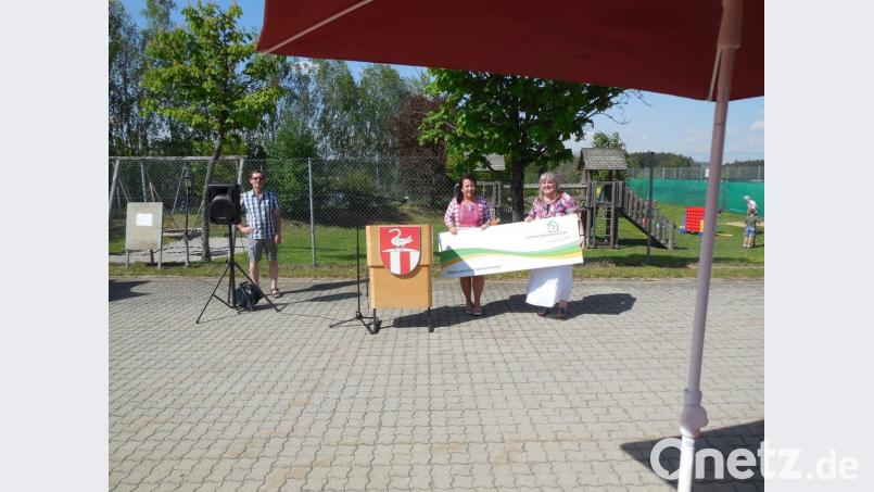 Bürgermeisterin Alexandra Sitter (links) und Vorsitzende Anita Knorr bei der Schildübergabe für die neue Garage.  	Bild: mof
