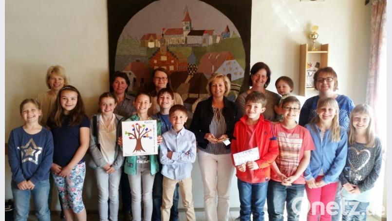 Mit großer Freude nahm die Vorsitzende der Selbsthilfegruppe der an Krebs erkrankten Kinder in Amberg-Sulzbach, Petra Waldhauser (Mitte), die Spenden der Kastler Kommunionfamilien entgegen.  	Bild: jp