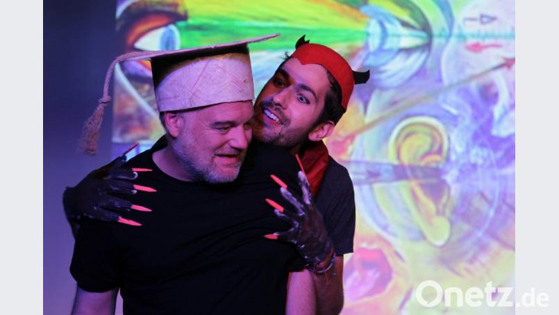 Mephisto (Julian Mühlmeier, rechts) schließt mit dem Gelehrten Faust (Johannes Zagler) eine Wette ab. Der Einsatz ist Fausts Seele