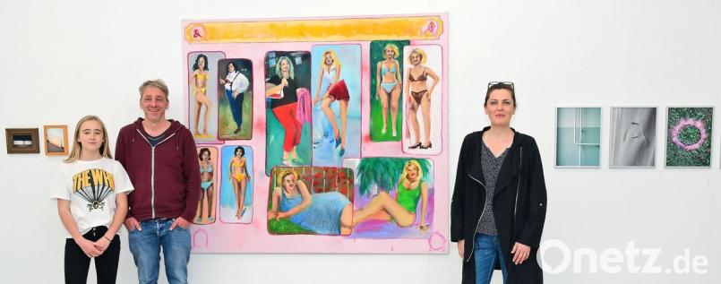 Auch Annelie (links), die Tochter von Martin Fürbringer, ist zur Vernissage gekommen. Rechts Andrea Sohler. Öffnungszeiten: Freitag, Samstag und Sonntag jeweils von 15 bis 18 Uhr. Die Ausstellung läuft noch bis Sonntag, 20. Mai. 	Bild: Hartl