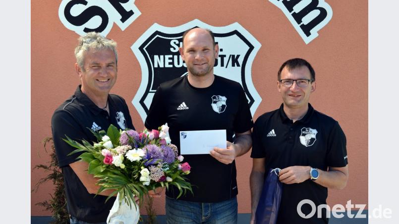 Trainer Stefan Stubenvoll (Mitte) verlässt die SpVgg Neustadt am Kulm. Vorsitzender Bernd Deubzer (links) und Thomas Fischer überreichen ihm zum Abschied ein Geschenk.  	Bild: ww