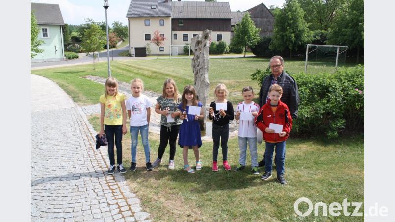 Inzwischen ist es zur Tradition geworden: Auch heuer verzichten die Burkhardsreuther Erstkommunikantenfamilien auf Gegengeschenke und spenden für die Kinderkrebshilfe (rechts, hinten: Vizevorsitzender Andreas Steinl).  	Bild: bjp