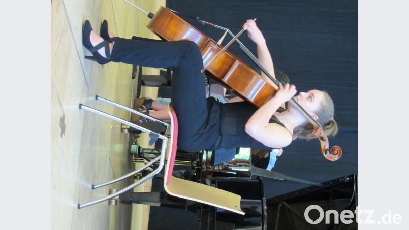 Cellistin Anna Rösch lässt Bach und Fauré erklingen.  	Bilder: aks (2)