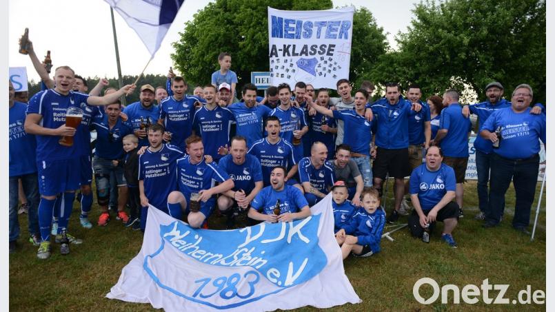 Blau-weiße Glückseligkeit bei der DJK Weihern/Stein nach dem 3:0-Heimsieg gegen den FC Maxhütte-Haidhof, der Titelgewinn in der A-Klasse West und den Aufstieg in die Kreisklasse perfekt machte.	Bild: ham