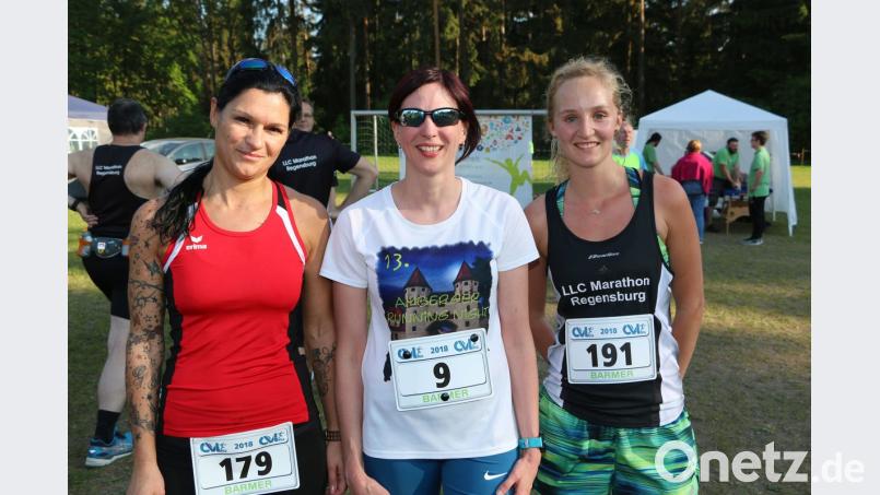 Überraschung bei den Frauen: Die vereinslose Heike Moller (Mitte) sicherte sich den Gesamtsieg vor Bianca Biesler (links) vom Wintersportverein Nabburg und Lea Schwarzensteiner (rechts) vom LLC Marathon Regensburg.  	Bild: Bilder: bsc