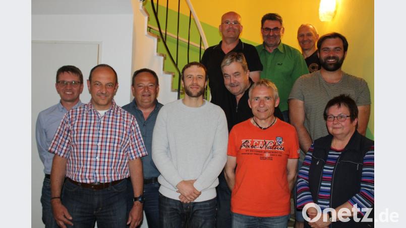 Die Führungsmannschaft der ATSV-Sparte Tischtennis mit (vorne von links) Andreas Ockl, Manfred Steckermeier, Markus Schneider, Christoph Sporrer, Robert Wameser, Annemarie Mayer sowie (Mitte) Markus Berr, ATSV-Hauptvorstand Jürgen Steinhauser und (hinten) Rainer Faget, Max Burger, Dr. Peter Sammüller. Bild: hä