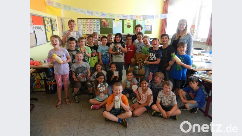Frische Butter schmeckt, vor allem wenn sie selbst gemacht ist: Die Zweitklässler der Grundschule stellen aus Milch den Aufstrich selbst her.  	Bild: nn