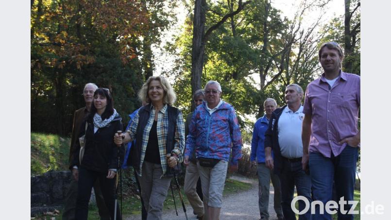 Das Wandern in und um Schwarzenfeld macht Spaß und es muss dazu nicht unbedingt eine so bekannte Wandertags-Teilnehmerin dabei sein wie die Schauspielerin Michael May (Dritte von links) vor drei Jahren.  	Bild: Dobler