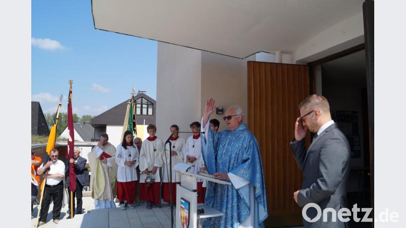 Domdekan Prälat Johann Neumüller erteilt den sanierten Anlagen von Pfarrei und Gemeinde den kirchlichen Segen. Bürgermeister Ernst Lenk (rechts) moderiert das Festprogramm.  	Bild: du