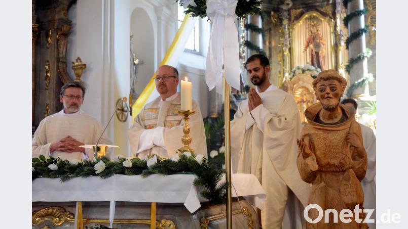 Guardian Pater Stanislaus, der Weidener Dekan und Pfarrer von St. Konrad, Johannes Lukas, und Pfarrvikar Pater Mejo Jose (von links) zelebrieren den Festgottesdienst am Sonntag.