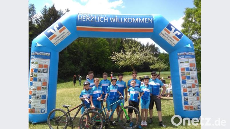 Trainingslager am Schwanberg hat sich gelohnt. Beim Regionalentscheid in Sulzbach-Rosenberg lösen die Jungs von Trainer und Förderlehrer Bodo Götz (rechts) die Tickets fürs Landesfinale.  	Bild: exb
