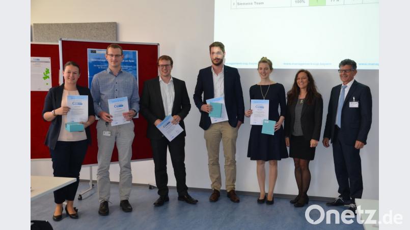 Lisa Heinrich (von links), Florian Beer, Thomas Gassner, Matthias Schirbel und Olivia Stiehl siegen beim Unternehmensplanspielwettbewerb. Elisabeth Bayer und Professor Dr. Josef Duttle gratulieren.  	Bild: hwk