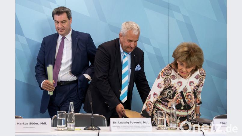 Ministerpräsident Markus Söder (CSU, von links, der neue bayerischer Antisemitismusbeauftragte Ludwig Spaenle (CSU), und die Präsidentin der Israelitischen Kultusgemeinde München und Oberbayern Charlotte Knobloch nehmen zu Beginn einer Pressekonferenz ihre Plätze ein. Bild: Peter Kneffel/dpa
