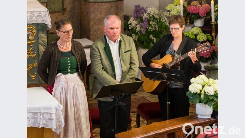 Der vom Irta-Zwoagsang aus Püchersreuth interpretierte &quot;Güldene Rosenkranz&quot; passte so richtig ins Altarbild der Maiandacht. 	Bild: ang (2)